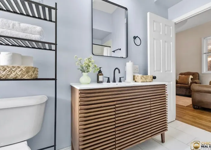 Spacious In Awesome With Wifi, Ac Chicago